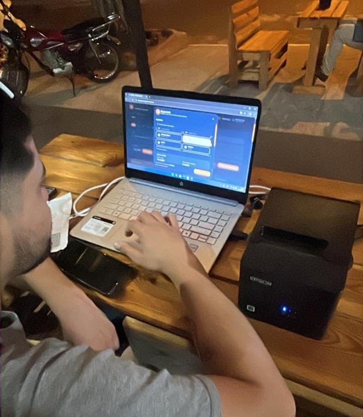 Michel Brondell usando KarúBox con notebook e impresora de tickets en el local